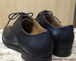 踵、木型の丸みのとおり釣り込まれています。