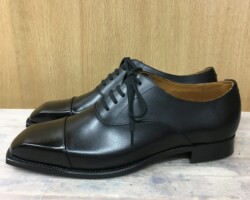 踵、木型の形のとおりに釣り込んでいます。垂れていません。