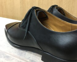 踵、木型の丸みのとおり釣り込んでいます。垂れていません。