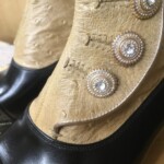 手縫いボタンホール
金色のテープで縁取り